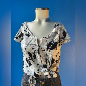 ModCloth black and white floral shirt sleeve button up blouse, size small